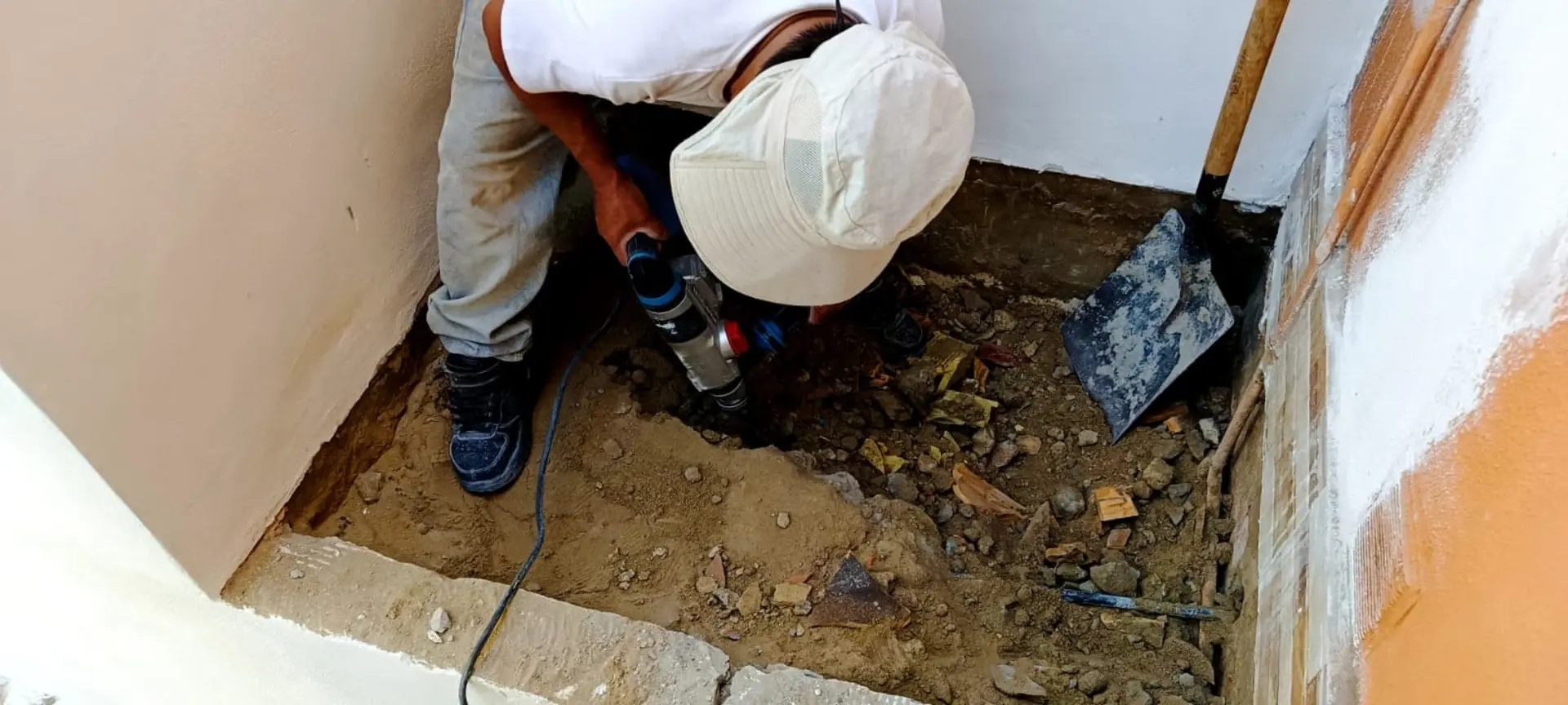 Buscar una fuga oculta bajo el hormigón en Sevilla