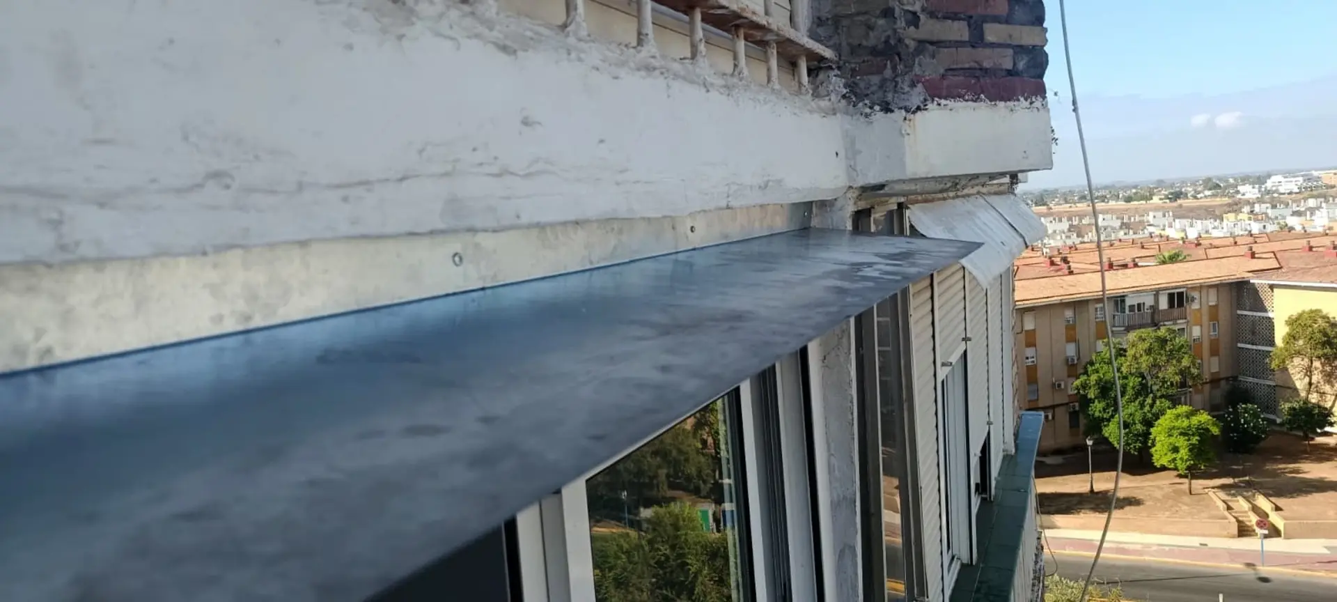 Instalación de chapa en Sevilla con Almaverti contra la humedad