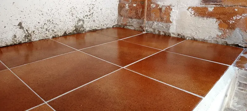 Solado de baldosas en terraza exterior en Sevilla